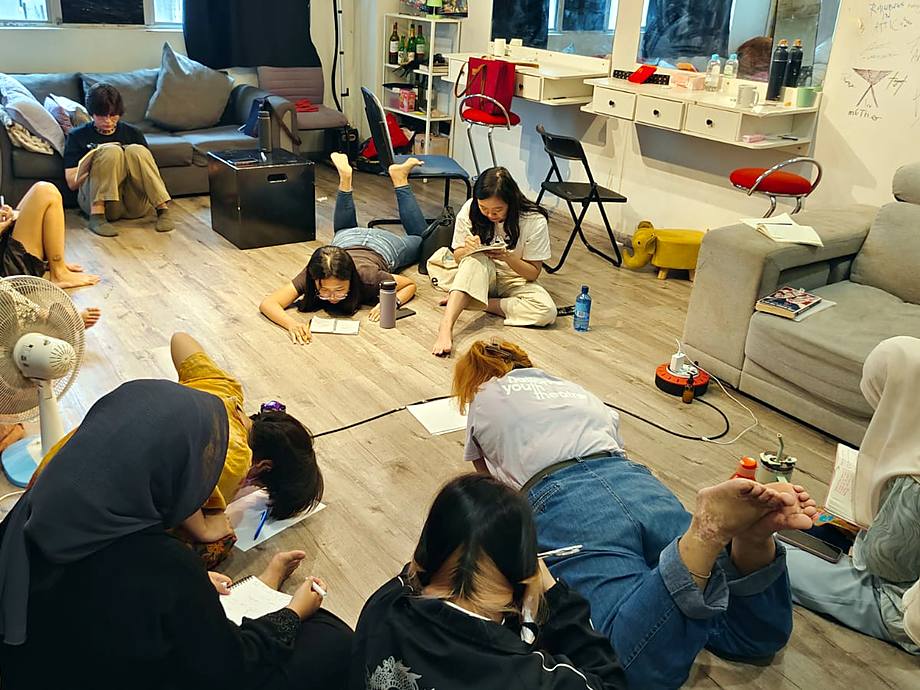 A writing session with EJKLS Seni Arts Collective